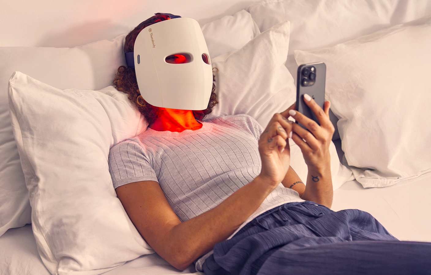 スマホを見ながらケアする女性